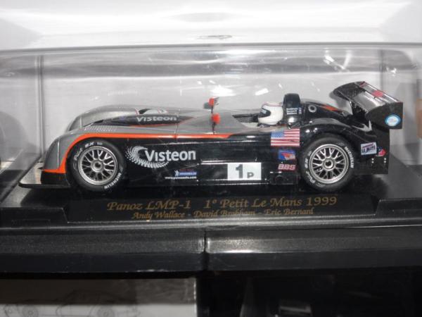 Panoz LMP-1 Roadster Visteon # 1, 1° Petit Le Mans 1999 D. Brabham, E. Bernhard, A. Wallance Fly Modell mit Frontmotor-Heckantrieb.