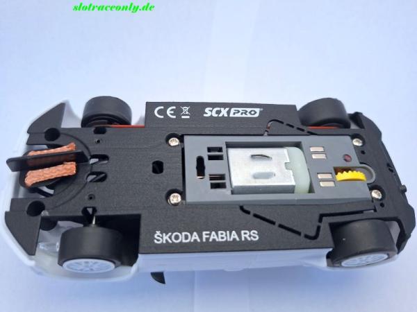 Skoda Fabia RS Rally2 in weiss SCX Modell exclucis mit Slot.it Fahrwerk/Motor/Achsen und Rägern SCX Classic 1:32