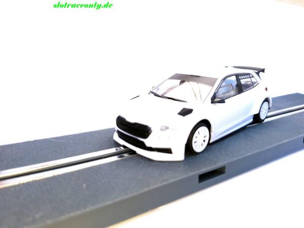 Skoda Fabia RS Rally2 in weiss SCX Modell exclucis mit Slot.it Fahrwerk/Motor/Achsen und Rägern SCX Classic 1:32