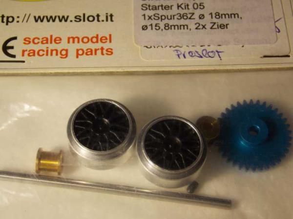 Starter Kit 05 bestehend aus: 1x Spurzahnrad 36Z ø 18mm.2x Aluminiumfelgen ø15.8mm. 2x Zierfelgeneinsätze. 2x Achslager . 1x Blankachse ø3/32- 54mm lang.