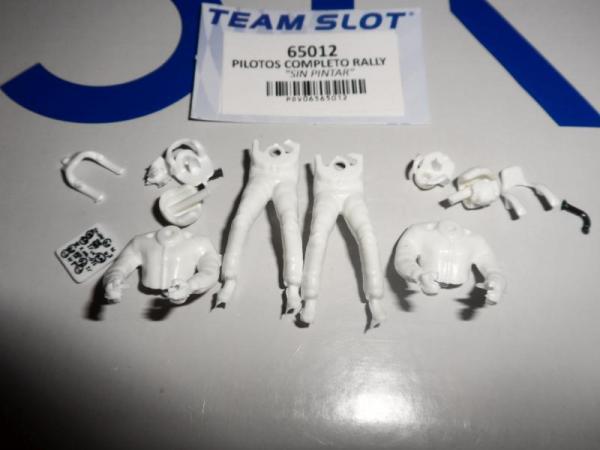 Rallyfahrer Figuren Set bestehend aus 2 Stück 1:32 mit Integralhelm, unbemalt