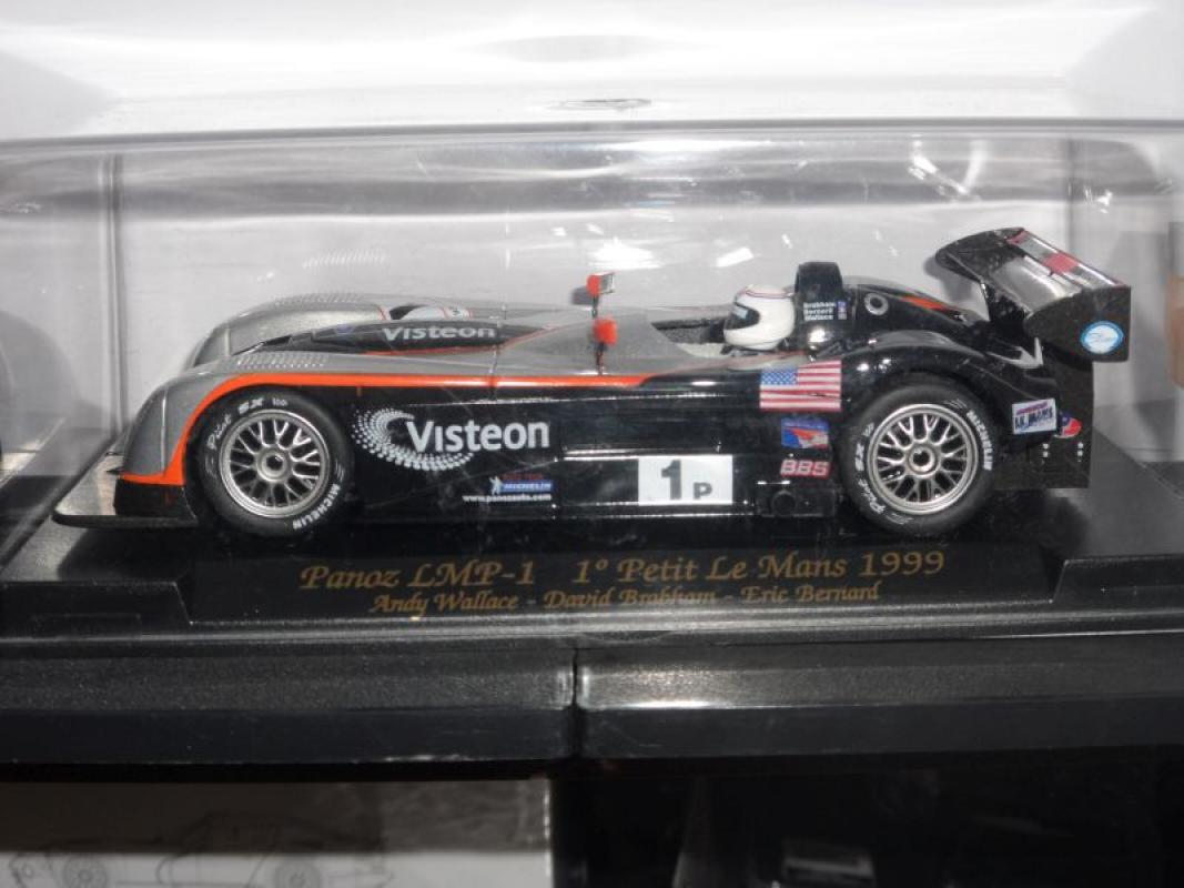 Panoz LMP-1 Roadster Visteon # 1, 1° Petit Le Mans 1999 D. Brabham, E. Bernhard, A. Wallance Fly Modell mit Frontmotor-Heckantrieb.