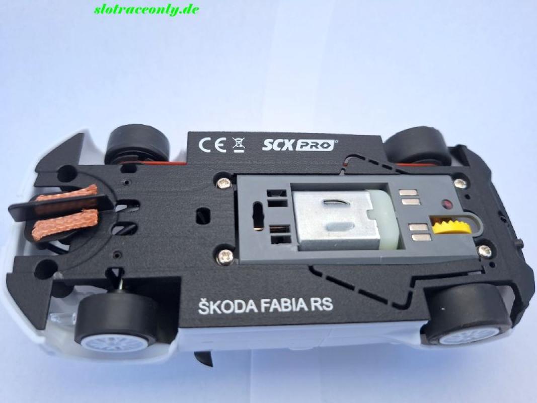 Skoda Fabia RS Rally2 in weiss SCX Modell exclucis mit Slot.it Fahrwerk/Motor/Achsen und Rägern SCX Classic 1:32