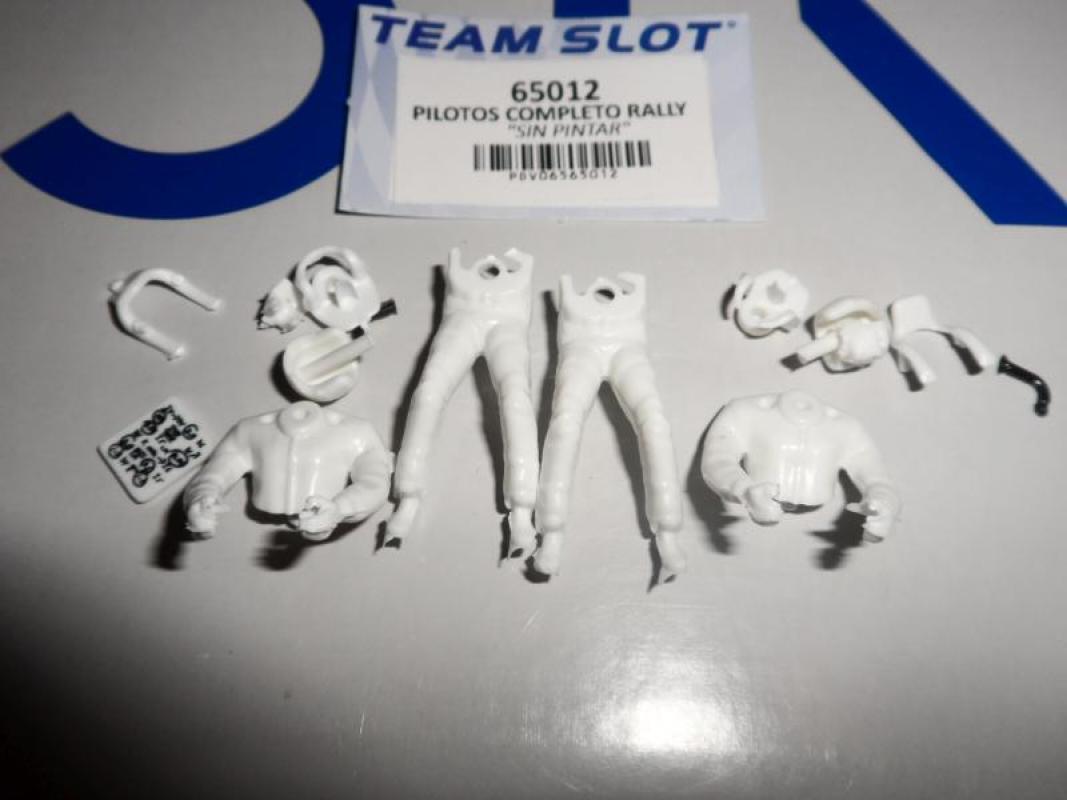 Rallyfahrer Figuren Set bestehend aus 2 Stück 1:32 mit Integralhelm, unbemalt